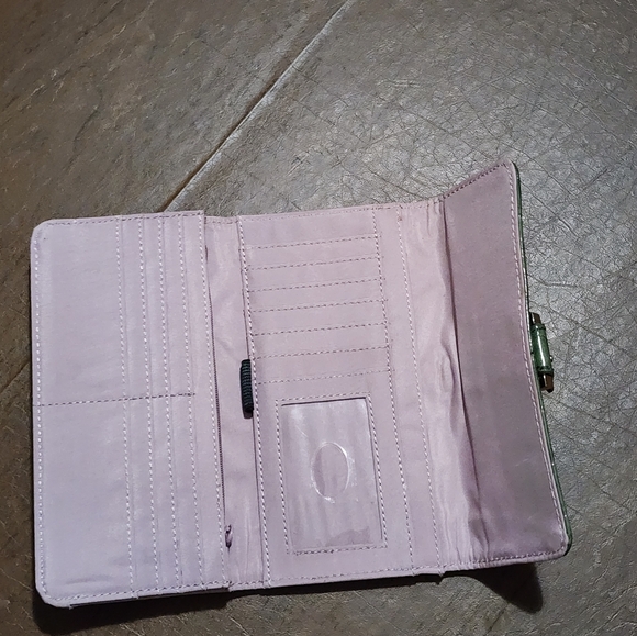 Green Crocodile-Embossed Women's Clutch / Wallet - Picture 6 of 6